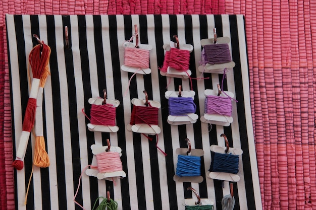 Rôzne vzory vyšívok rozložené na stole